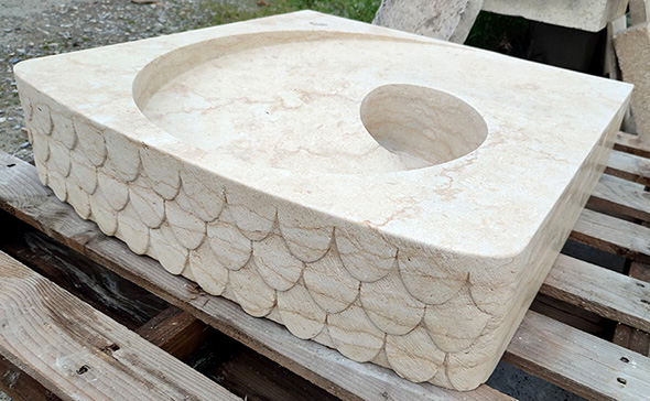 vasque en pierre naturelle lave-main lavabo calcaire marbrier travertin marbre sculpté sculpture gravé gravure écailles poisson écoulement évacuation en spirale tourbillon sur mesure artisanal artisanat français personnalisé personnalisable