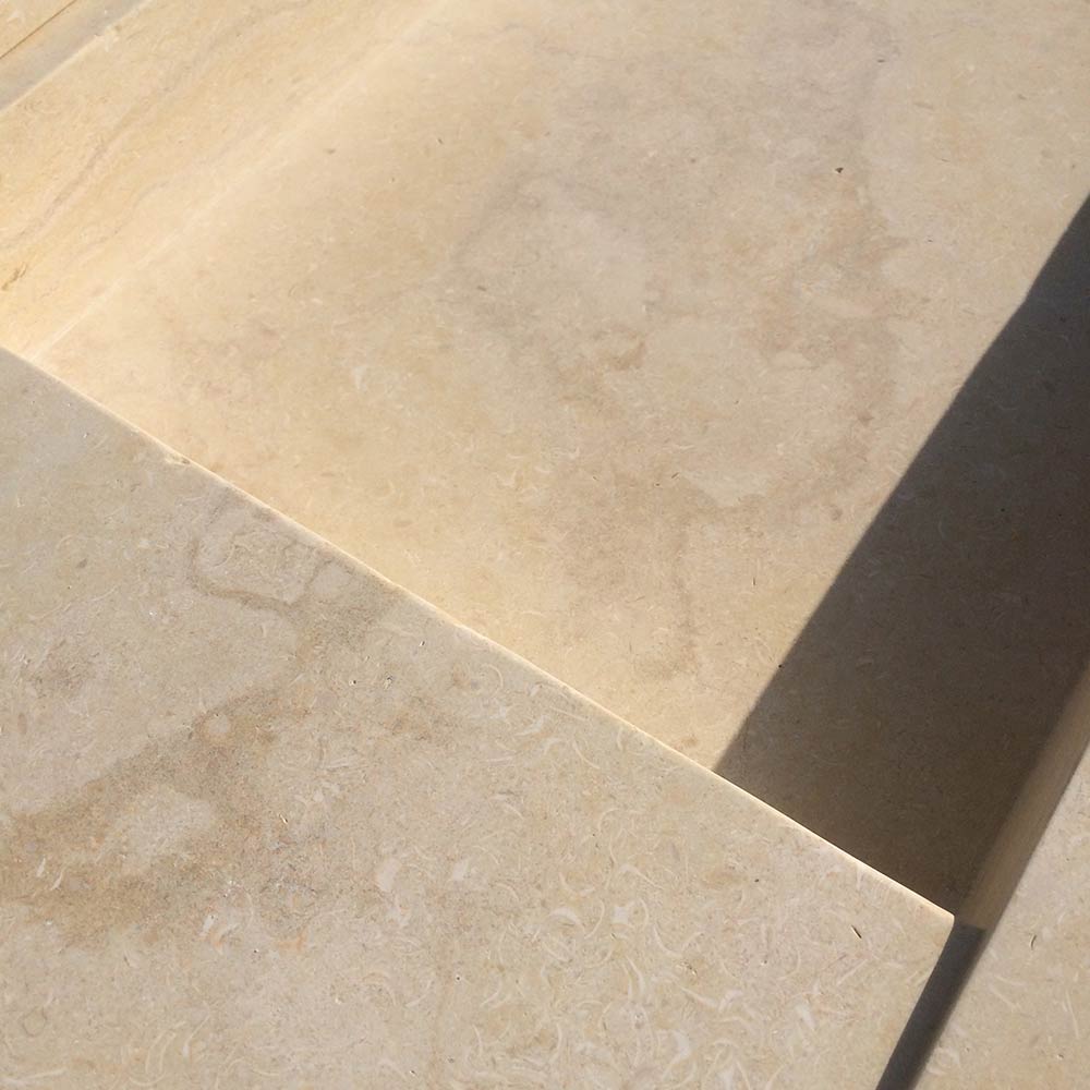 gros plan zoom pierre calcaire marbre beige évier lavabo vasque lave main plan de travail