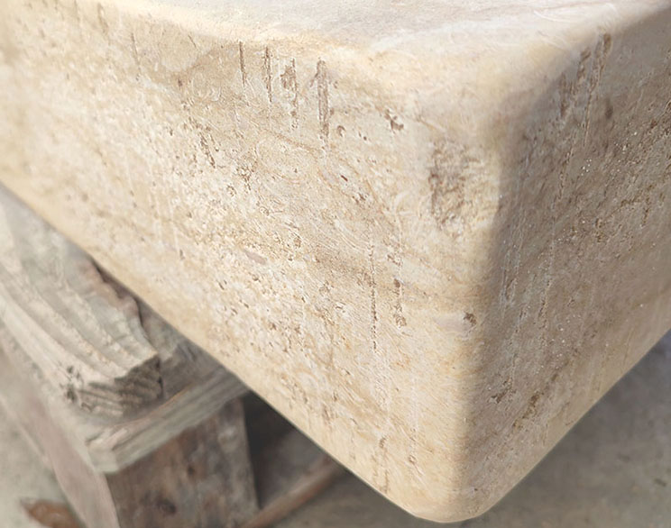 évier en pierre naturelle calcaire cuisine vasque lavabo finition artisanat sur mesure patine rénovation ancien timbre d'office