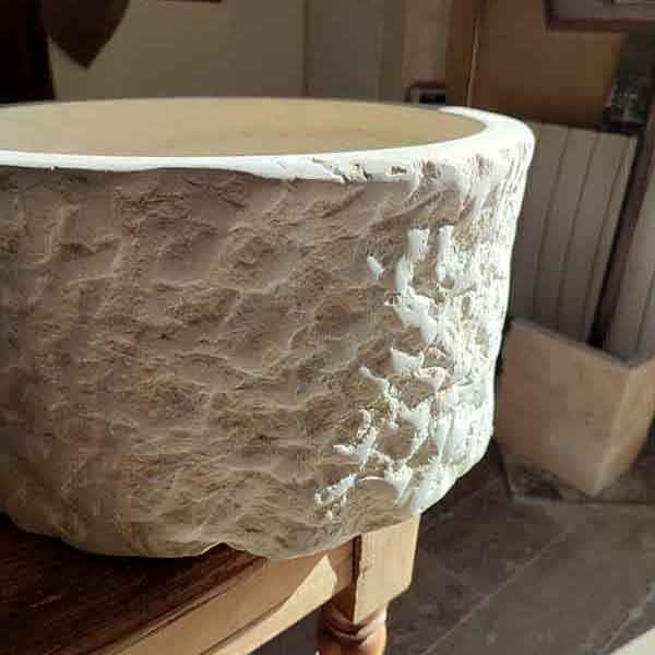 vasque en pierre ronde cylindrique calcaire marbre finition brute brochée sur mesure salle de bain lave main minéral