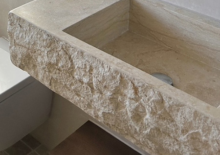 Vasque pierre naturelle massive calcaire brute éclatée sur mesure artisanat salle de bain cuisine évier travertin marbre design contemporain rénovation patine décoration