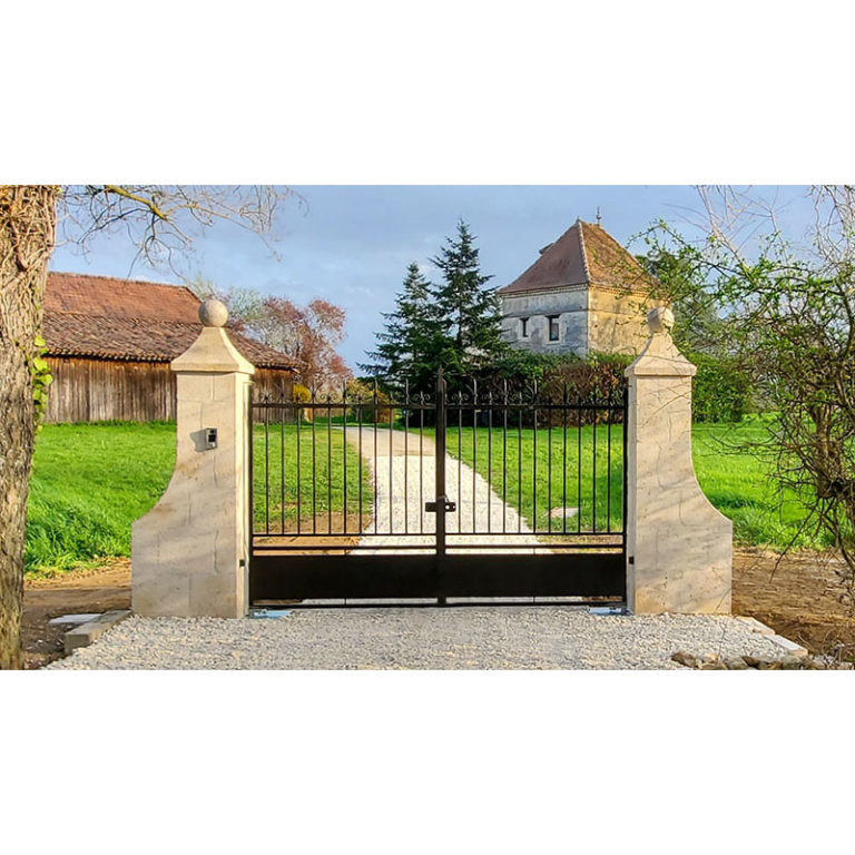 piliers de portail en pierre naturelle sur mesure grille ferronnerie porte automatique telecommande rénovation maison ancienne