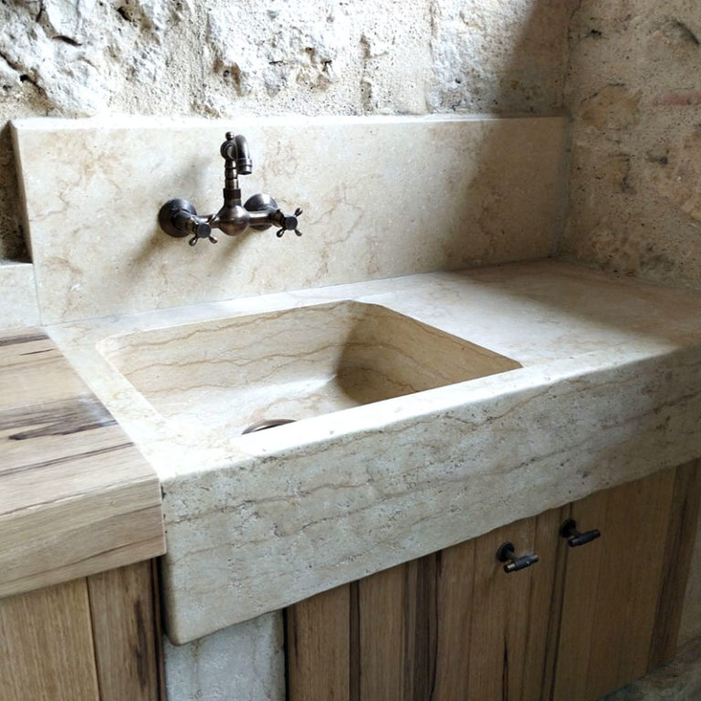 évier en pierre naturelle beige calcaire marbre effet vieilli patine ancienne timbre d'office égouttoir crédence cuisine d'été