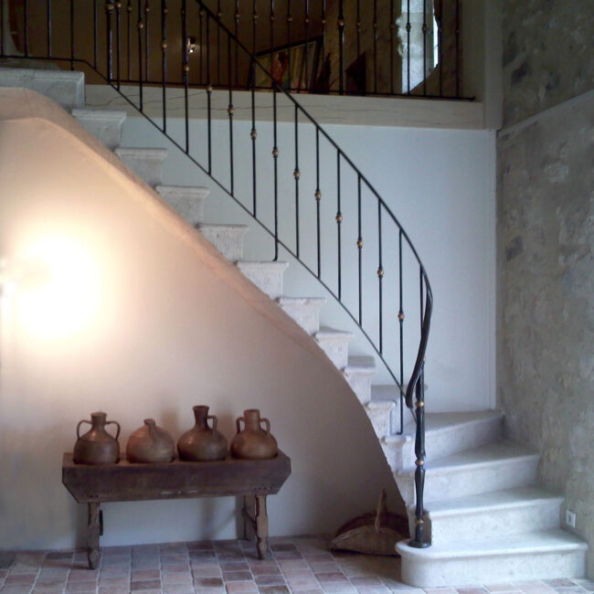 escalier en pierre de taille naturelle suspendu sur mesure calcaire marches balancées rampe ferronnerie artisanat français quart tournant étage palier belle maison demeure architecture rénovation ancienne massif massive