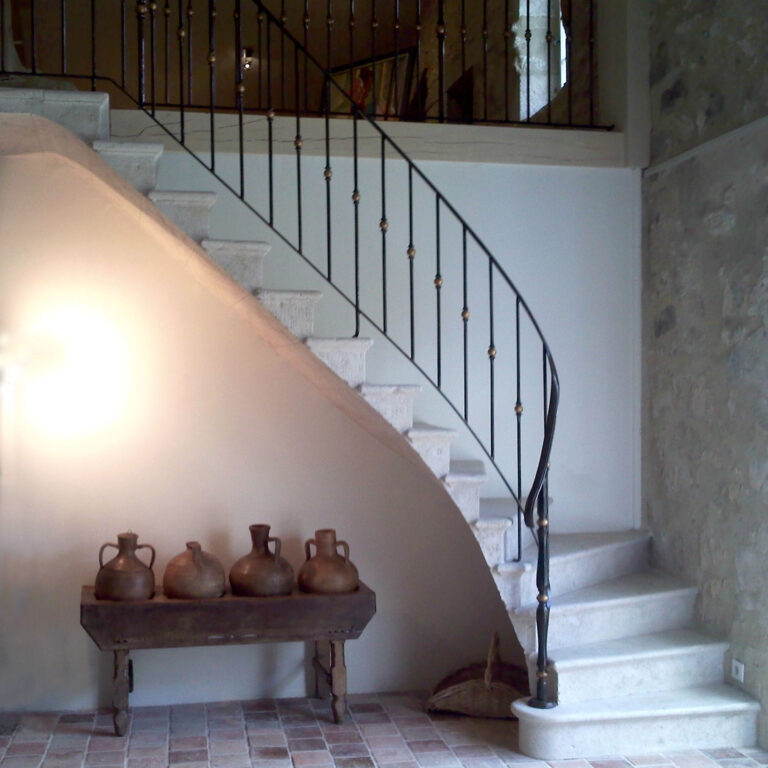 escalier en pierre de taille naturelle suspendu sur mesure calcaire marches balancées rampe ferronnerie artisanat français quart tournant étage palier