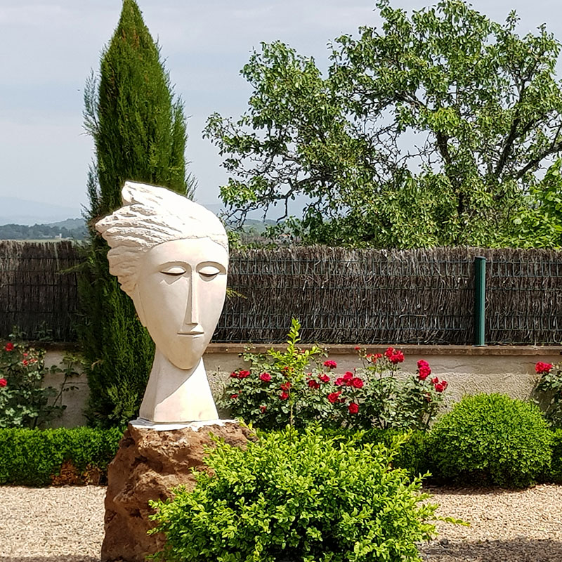 sculpture pierre de taille naturelle calcaire statue visage femme roche artisanat français portrait