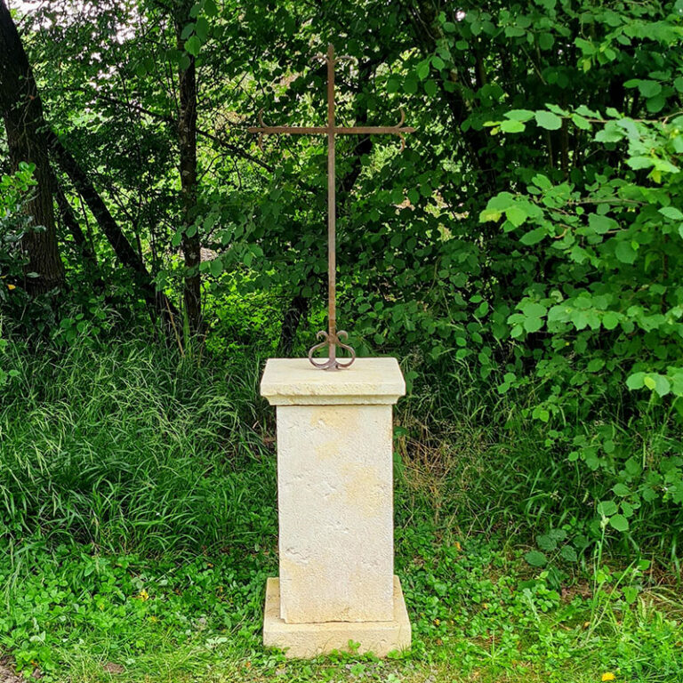 socle en pierre croix ancienne calvaire moulure chanfrein jardin parc propriété domaine vase medicis sculpture buste statue art œuvre artisanat français sur mesure pilier