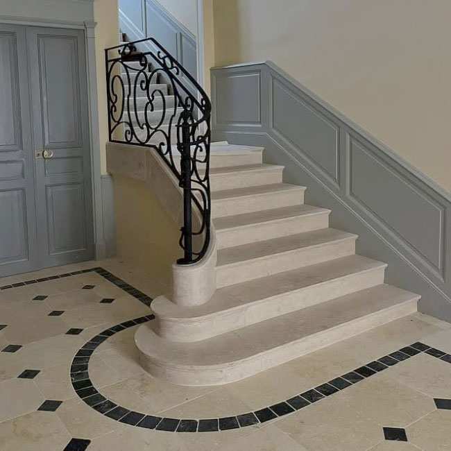 escalier en pierre de taille sur mesure beige calcaire intérieur entrée vestibule hall sur mesure artisanat français rampe garde corps ferronnerie fer forgé moulure dallage carrelage cabochons 18e siècle maison bourgeoise demeure rénovation gascogne gasconne marche limon XVIIIe main courante