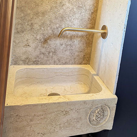 vasque lavabo évier lave-main pierre calcaire naturelle beige jaune sculpture gravure personnalisé pomme de pin salle de bain wc toilettes travertin artisanat français sur mesure matériau noble travertin marbre patine ancien rénovation