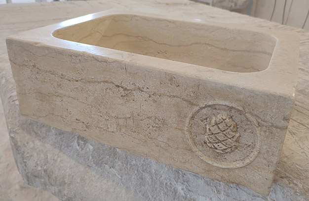 lave main lavabo vasque évier pierre calcaire naturelle marbre marbrier travertin beige gravure sculpture patine rénovation pomme de pin art déco sur mesure artisanat français