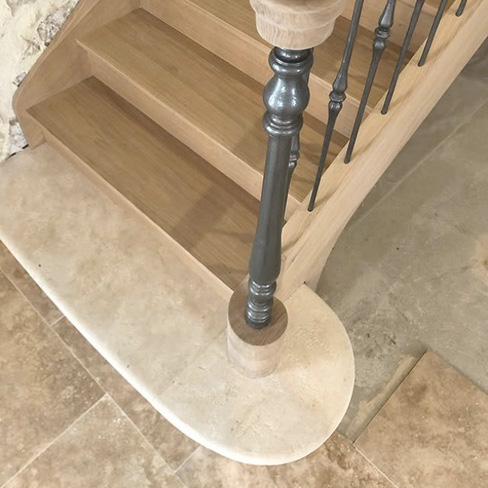 première marche pierre escalier sur mesure calcaire taille moulure arrondi artisanat français rénovation maison