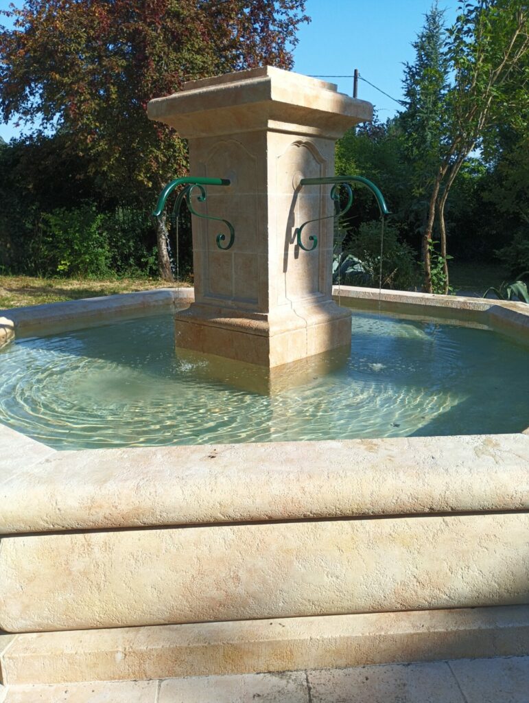 IMG_20260617_184837 Grande fontaine octogonale en pierre de taille naturelle calcaire sur mesure atelier artisanat français métiers d'art fabrication française gers lot et garonne tarn landes jardin parc paysagiste pilier jet d'eau pompe