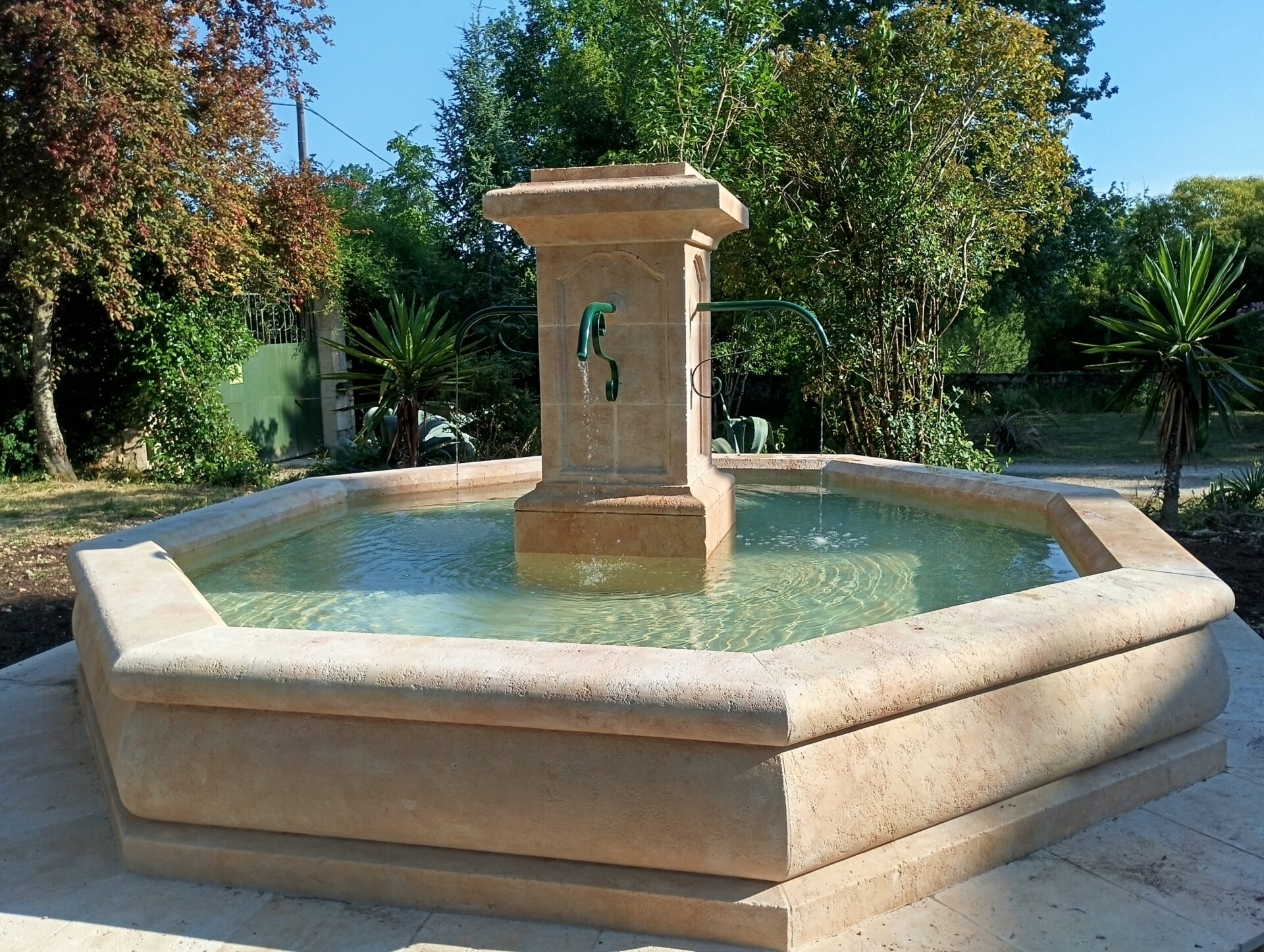 IMG_20260617_185040 fontaine pierre de taille bassin calcaire beige jardin parc château demeure maison ancien rénovation pilier paysagiste gers lot et garonne lomagne provence