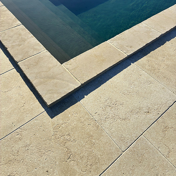 dallage pierre naturelle calcaire marbre marbrier beige clair marbrures travertin margelle piscine étanche rénovation artisanat sur mesure extérieur terrasse jardin allée pool-house antidérapant jardin aménagement patio revêtement sol carrelage piscine