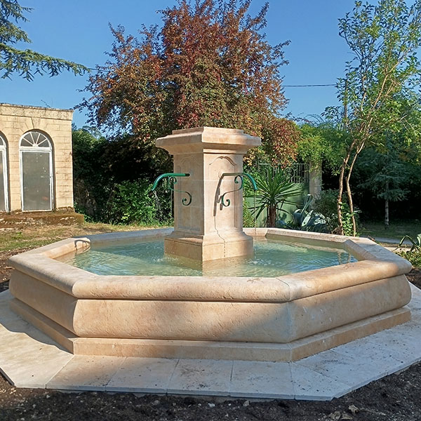 carrée fontaine pierre calcaire bassin margelle jet d'eau bec ferronnerie